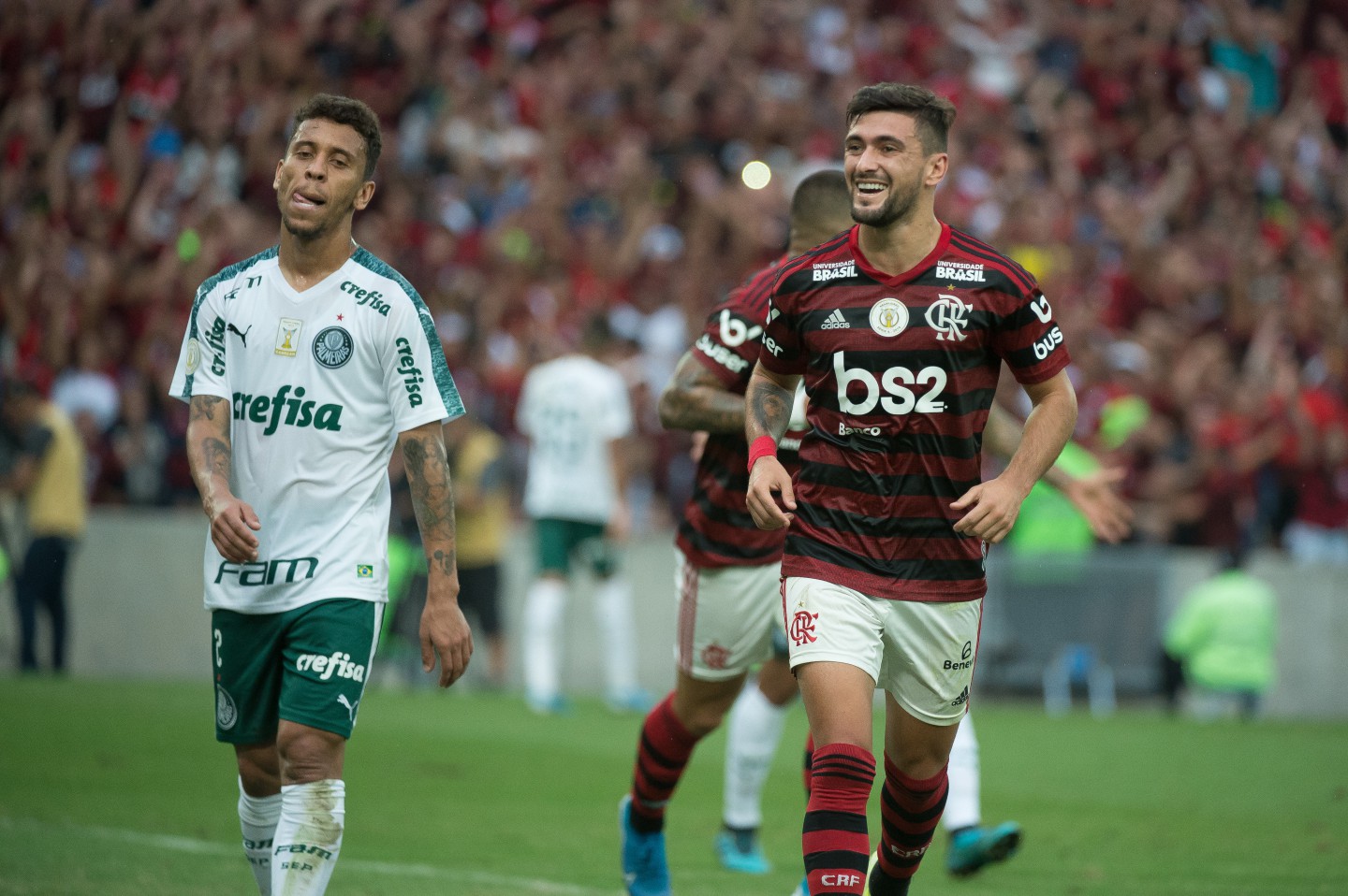 Flamengo e Palmeiras se enfrentam em duelo transmitido para todo Brasil