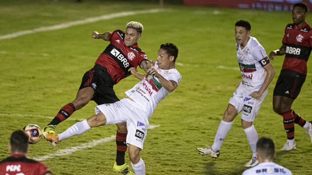 Flamengo empata com Portuguesa no Luso Brasileiro