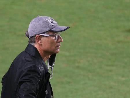 Santos anuncia demissão do técnico Ariel Holan