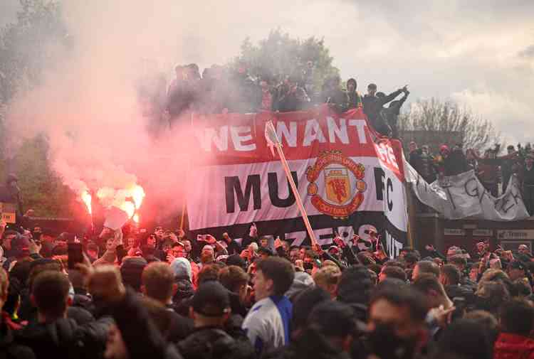Torcedores do Manchester United invadem Old Trafford e protestam contra donos do clube