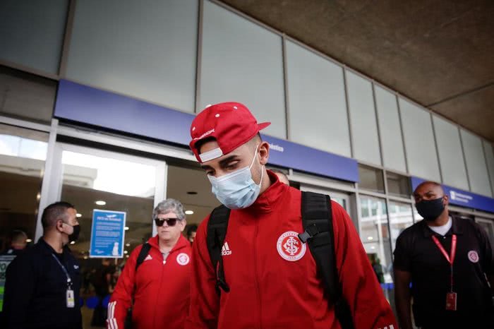 Jogadores do Internacional são alvos de protestos em aeroporto de Porto Alegre