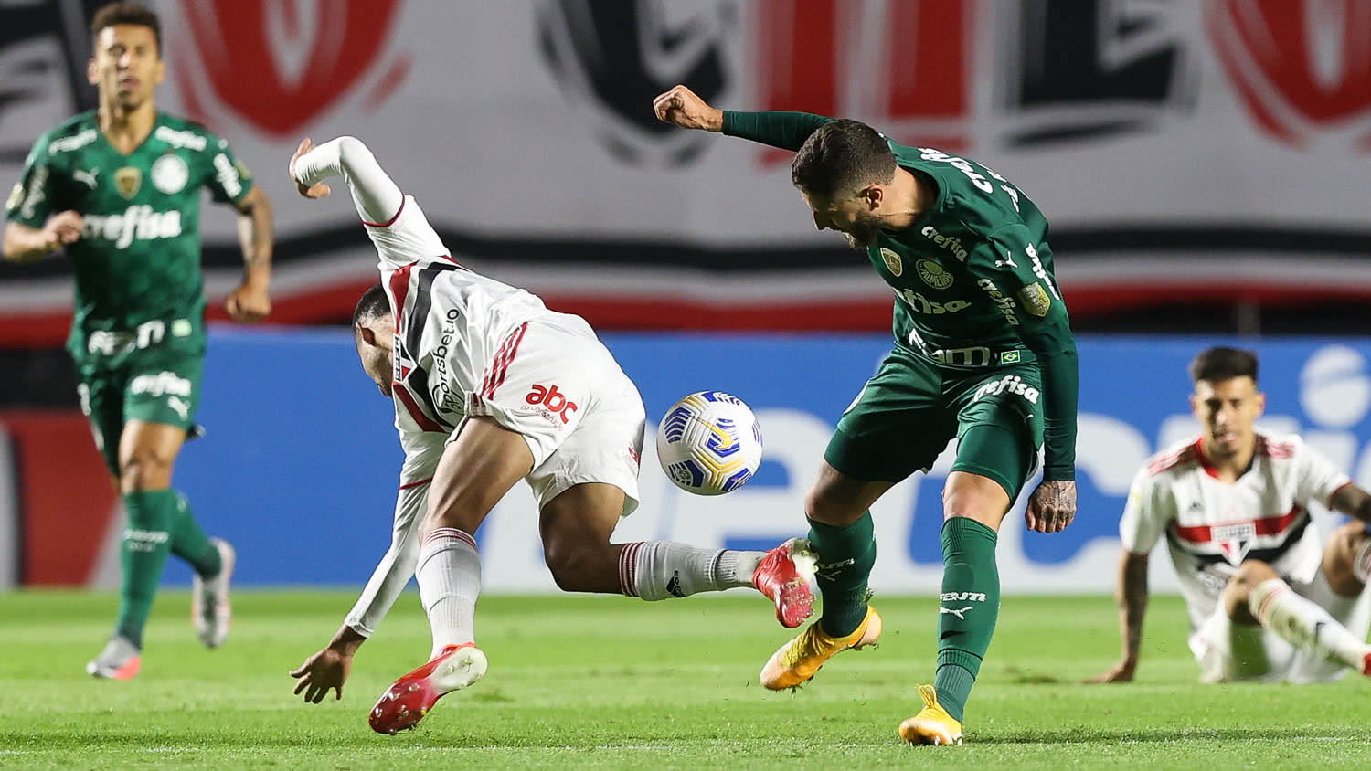 Em jogo polêmico, São Paulo e Palmeiras empatam no Morumbi