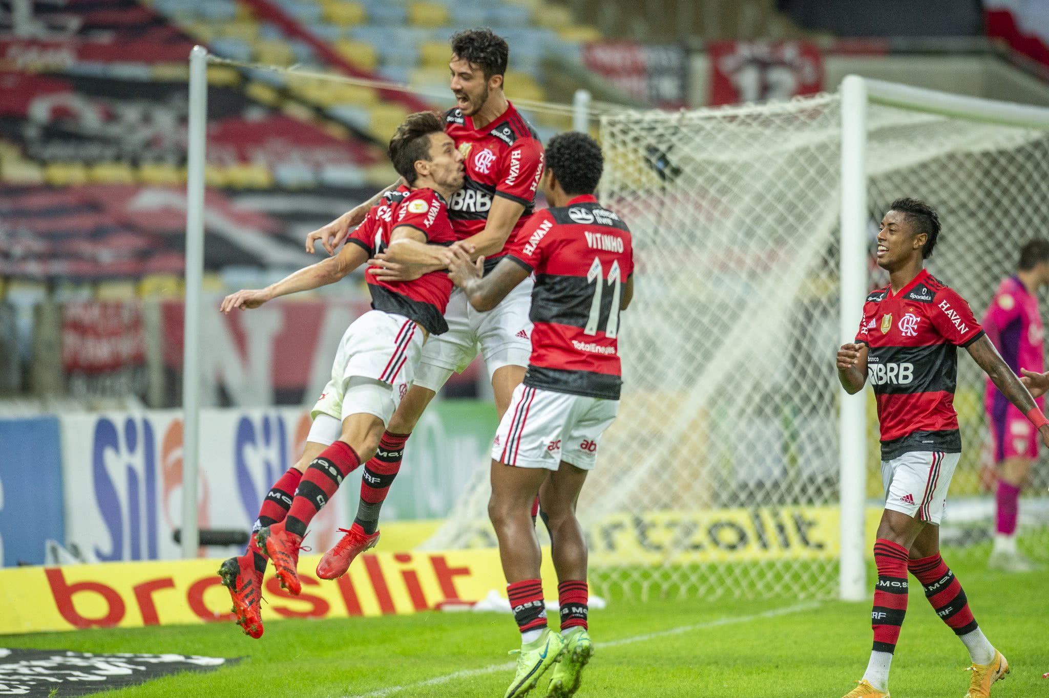 Bruno Henrique marca hat-trick e Flamengo goleia São Paulo no Maracanã