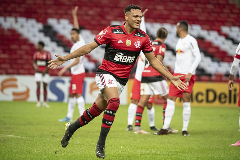 Flamengo acerta venda de Rodrigo Muniz para clube da Inglaterra