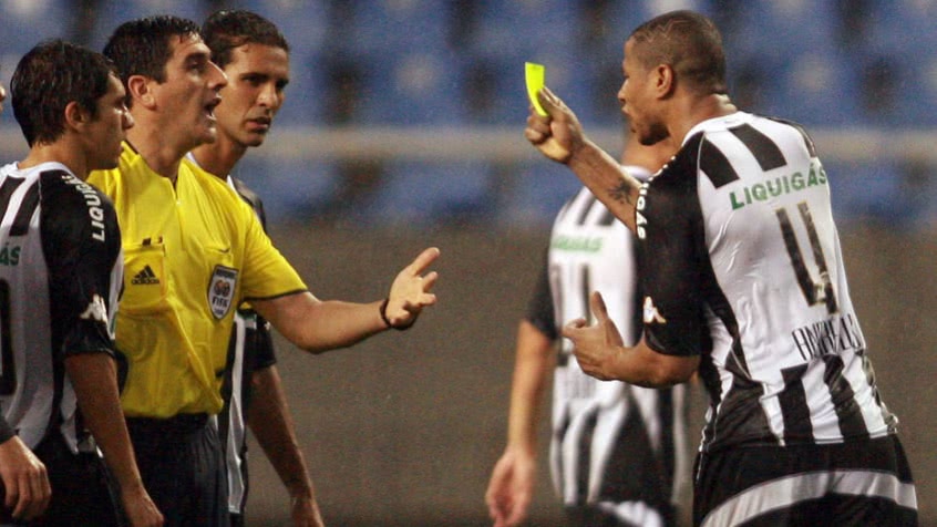 André Luiz aplicando cartão amarelo para o arbitro