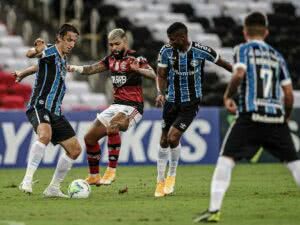 Flamengo goleia Grêmio com um a menos e facilita classificação