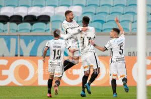 Corinthians vence Grêmio fora de casa e segue na briga por vaga na Libertadores