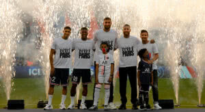 Novos reforços do PSG são apresentados a torcida antes do jogo contra Strasbourg