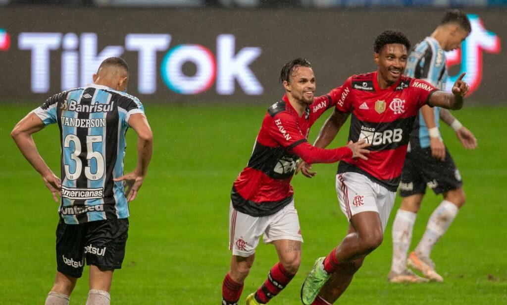 Flamengo goleia Grêmio com um a menos e facilita classificação