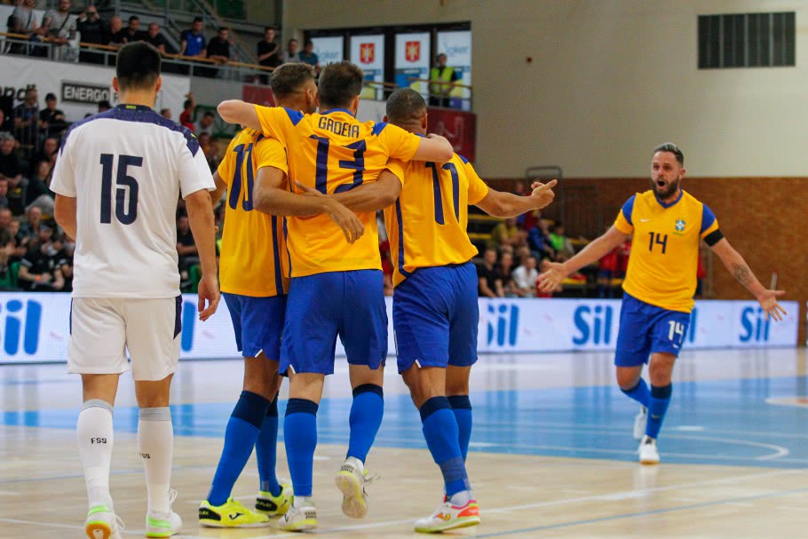 No último jogo antes da Copa do Mundo de Futsal, Seleção Brasileira empata com a Sérvia
