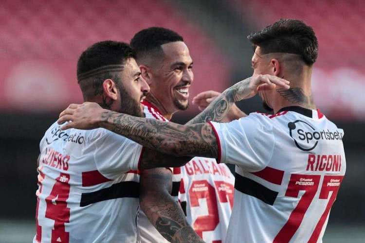 São Paulo vence Atlético Goianiense e se recupera no Campeonato Brasileiro