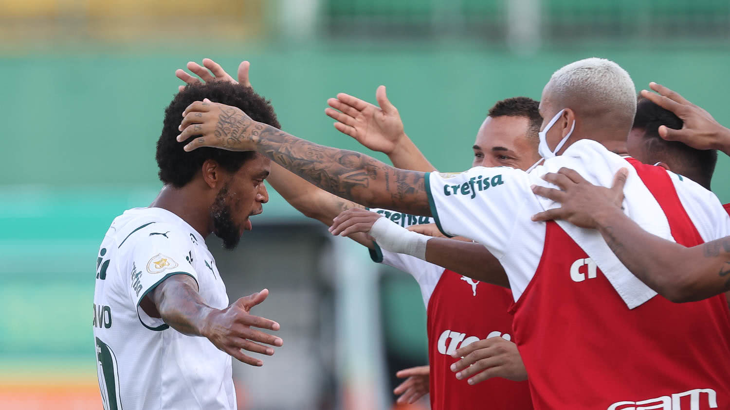 Palmeiras vence a Chapecoense fora de casa e se aproxima do Galo