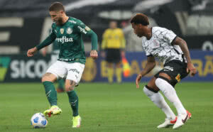 Torcida organizada do Palmeiras protesta após derrota para o Corinthians