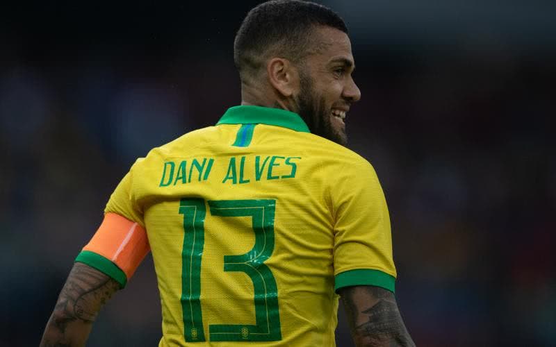 Daniel Alves analisa seis propostas de clubes, quatro do Brasil