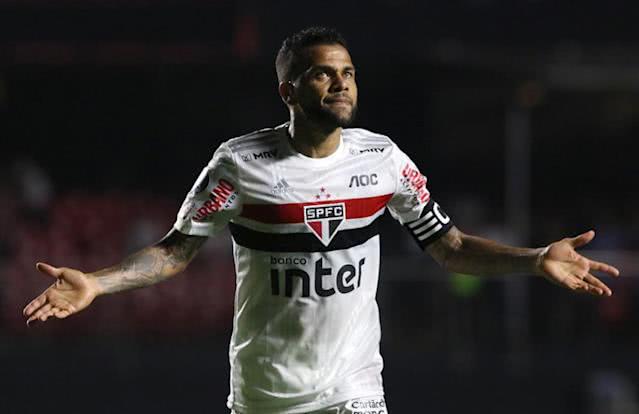 Flamengo pode acertar com Daniel Alves