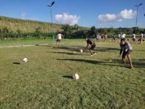 Escolinha que ensina futebol gratuitamente há 13 anos abrirá curso para capacitar jovens