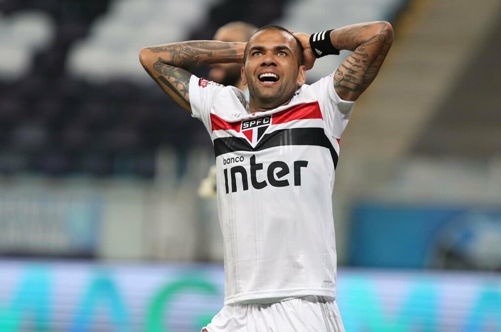 Flamengo pode acertar com Daniel Alves
