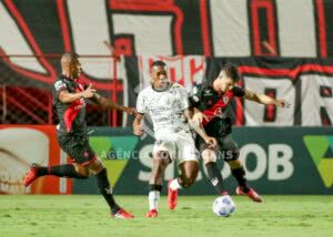 Jogo polêmico, Atlético Goianiense e Corinthians empatam pelo Brasileirão