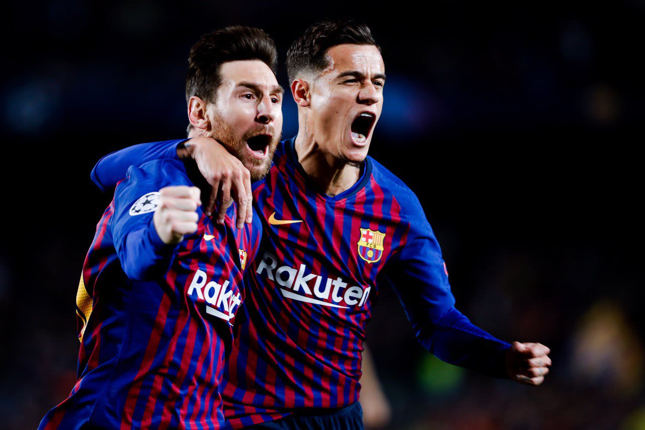Coutinho e Messi celebram abraçados gol de Messi pelo Barcelona na Champions League