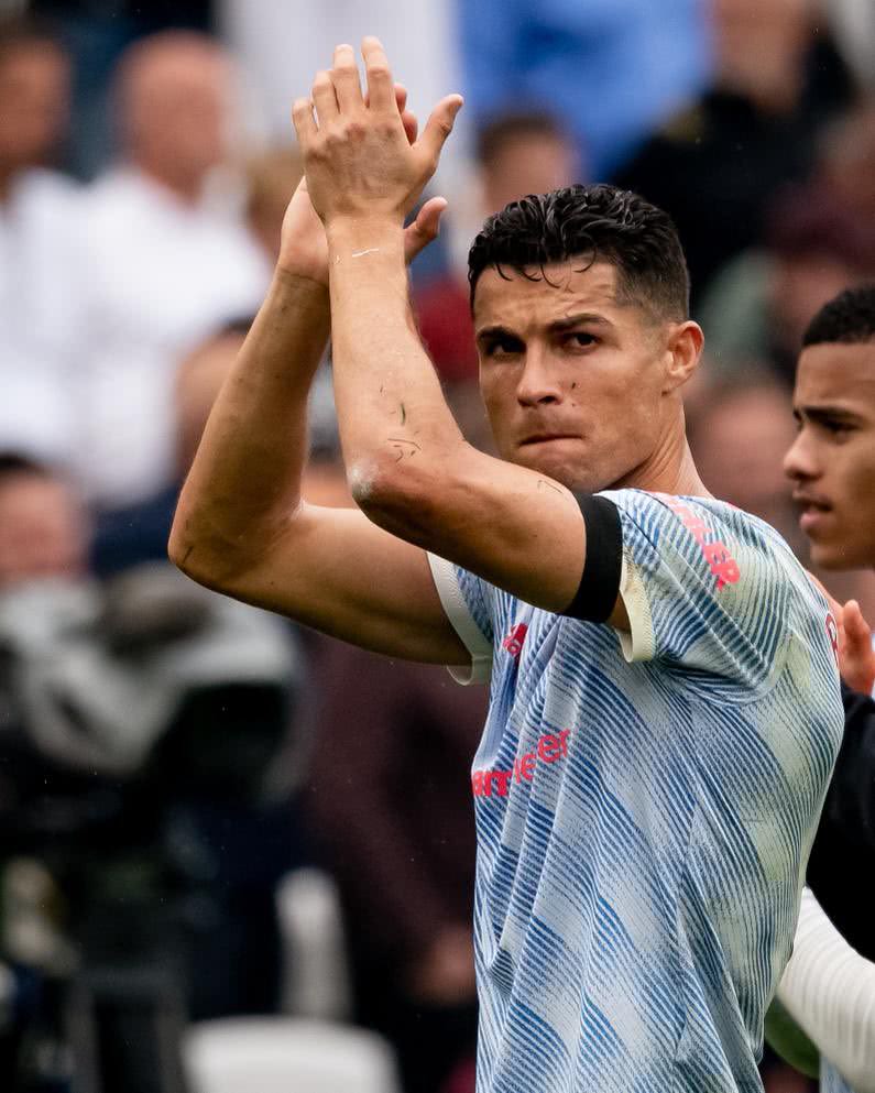 Cristiano Ronaldo aplaude torcedores após partida