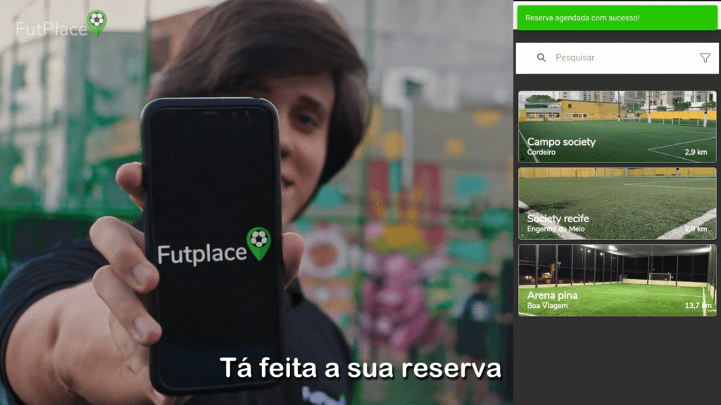 Foto mostra a interface do aplicativo e um homem segurando o celular com a logo do Futplace