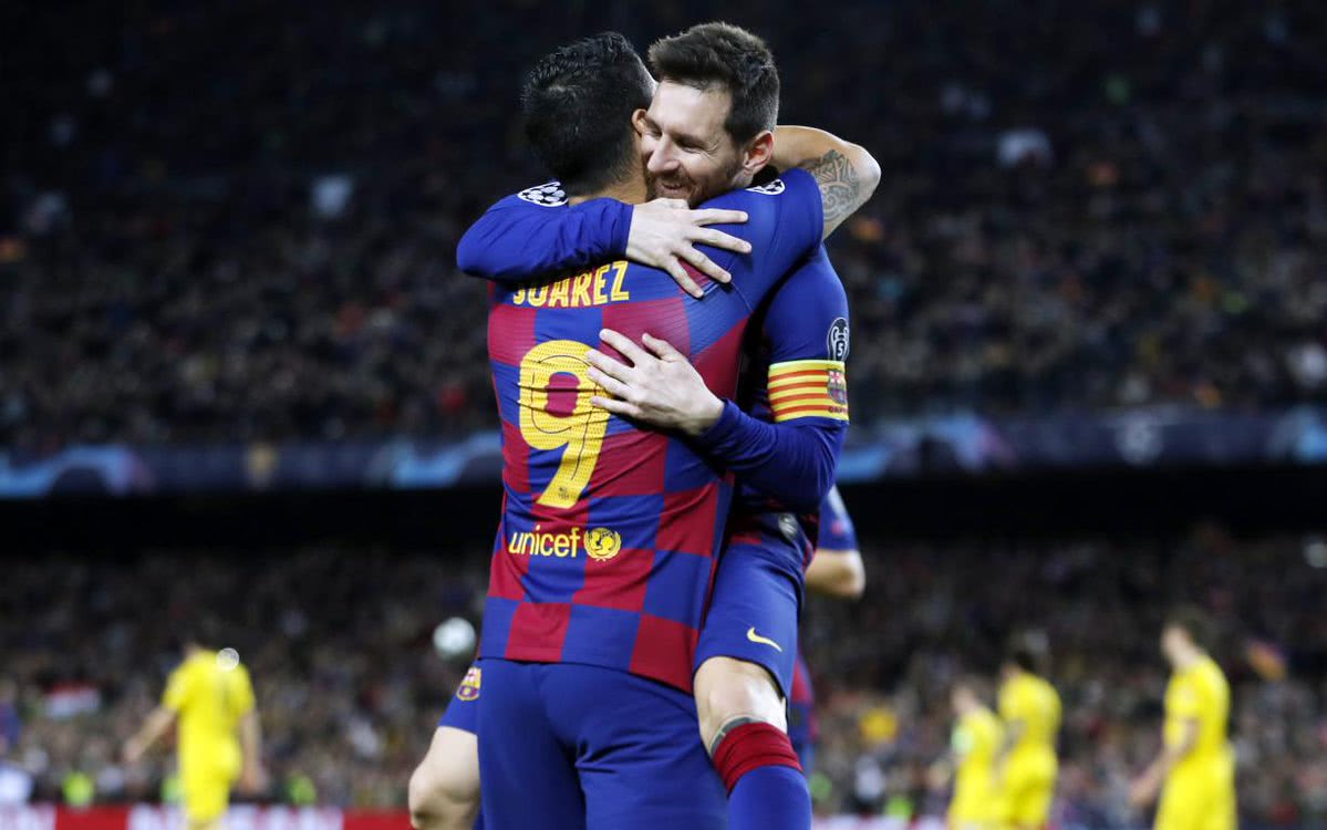 Messi e Suárez abraçados comemoram gol em partida com o Barcelona