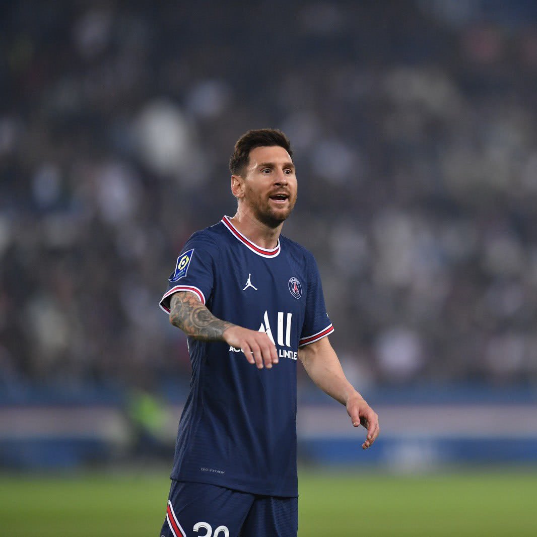 Messi em ação com camisa do PSG diante do Lyon