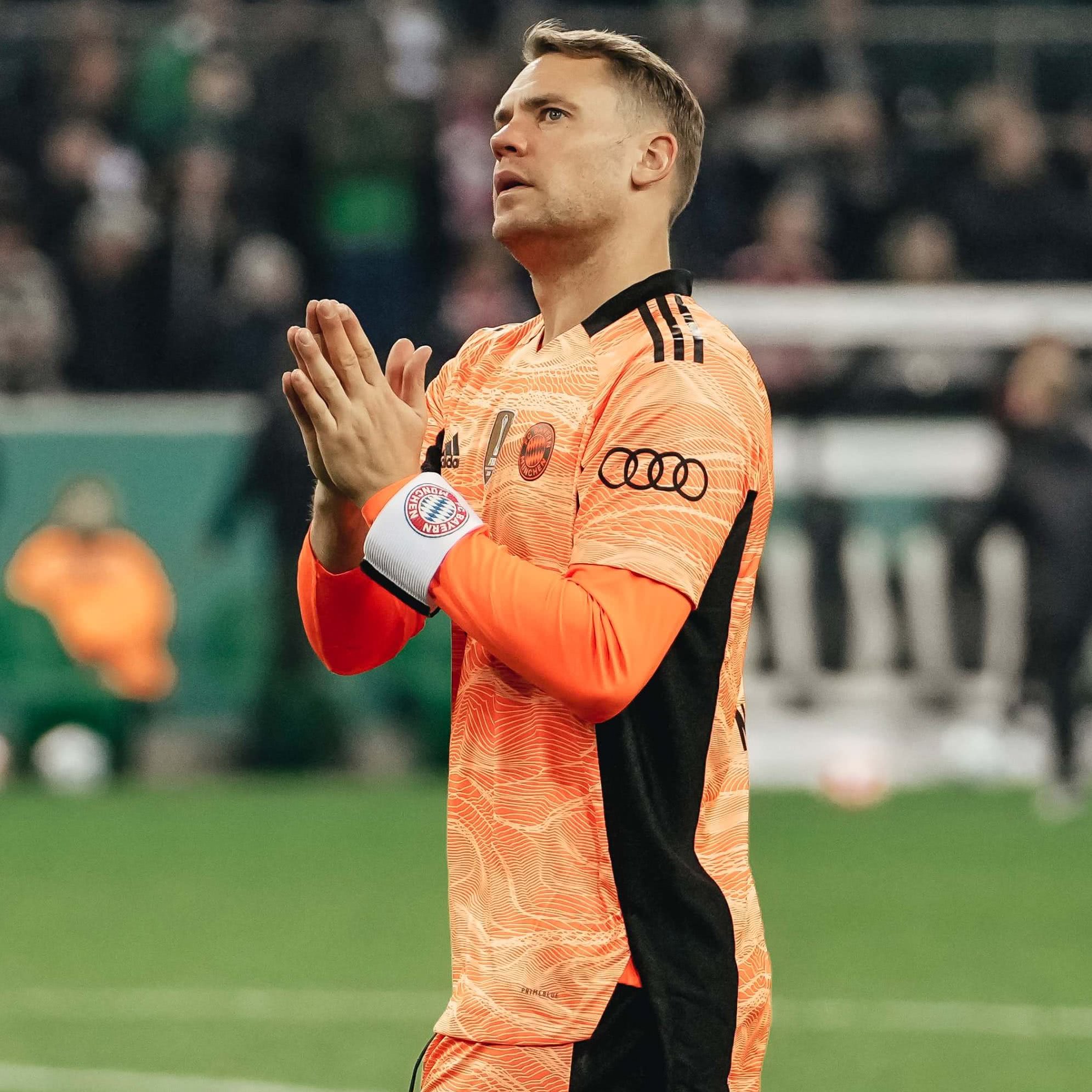 Goleiro do Bayern, Neuer, com as mãos juntas pedindo desculpas a torcida após derrota