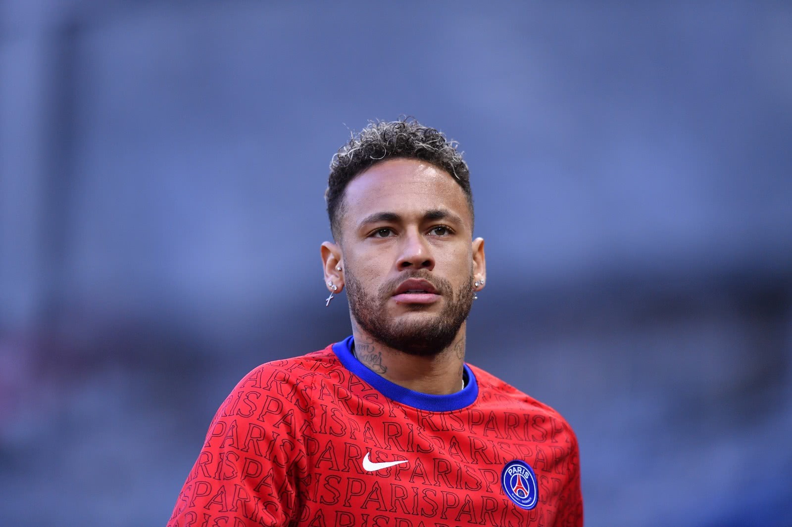 Neymar com camisa do PSG em aquecimento antes de partida