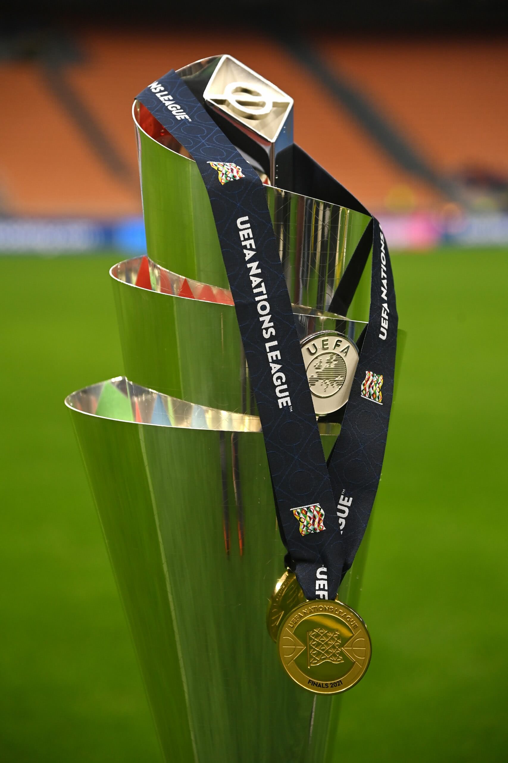 Troféu da UEFA Nations League em campo com medalha de ouro