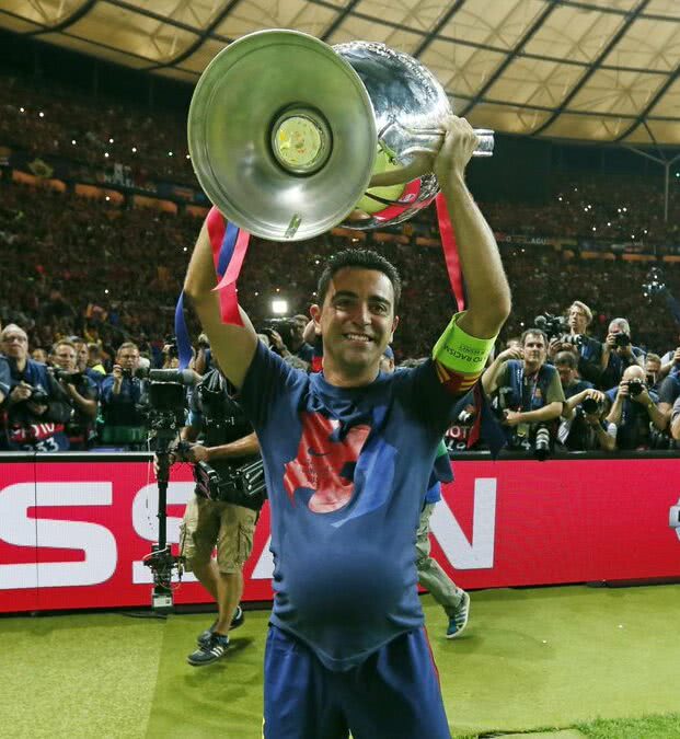 Xavi levanta taça da Champions League com o Barcelona