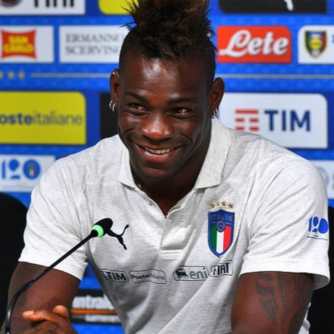 Balotelli sorri em entrevista coletiva com a seleção italiana