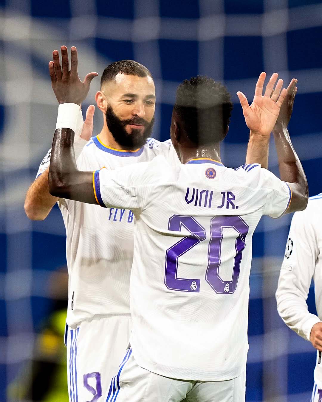 Benzema e Vinícius Júnior se comprimentam após gol do Real Madrid