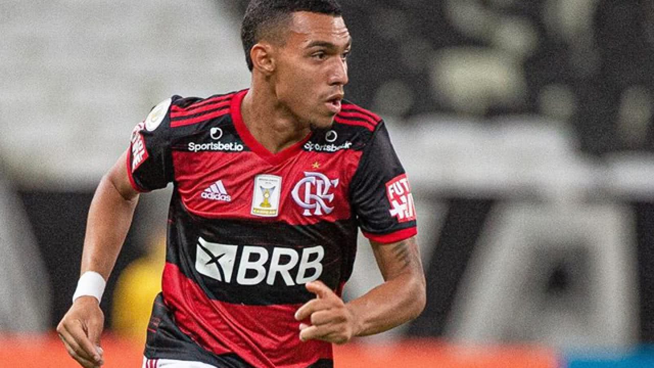 Flamengo vence e adia a festa do Atlético Mineiro