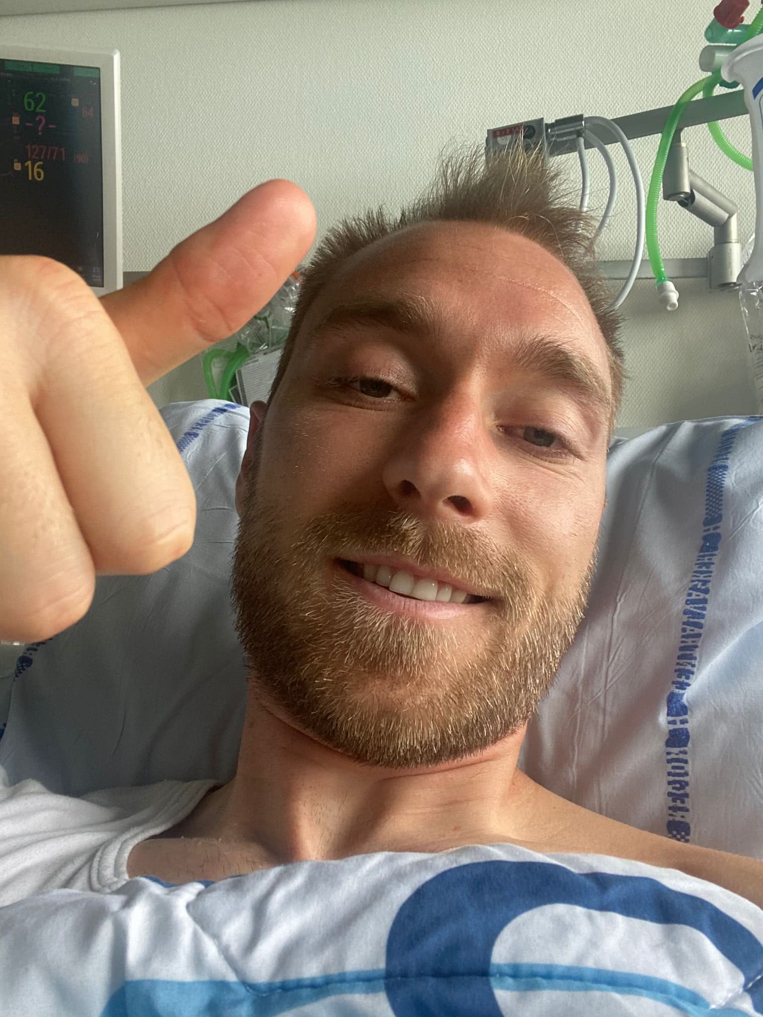 Eriksen faz sinal de positivo na cama do hospital após susto em jogo pela Dinamarca.