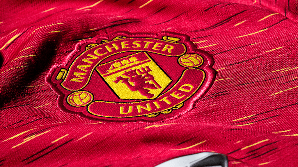 Escudo do Manchester United estampado na camisa do clube