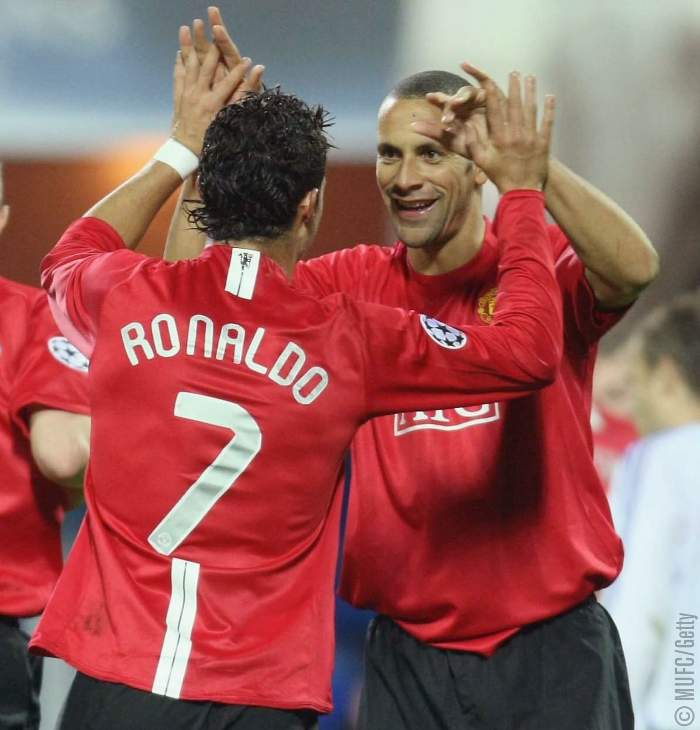Cristiano Ronaldo comprimenta Rio Ferdinand quando jogavam pelo Manchester United