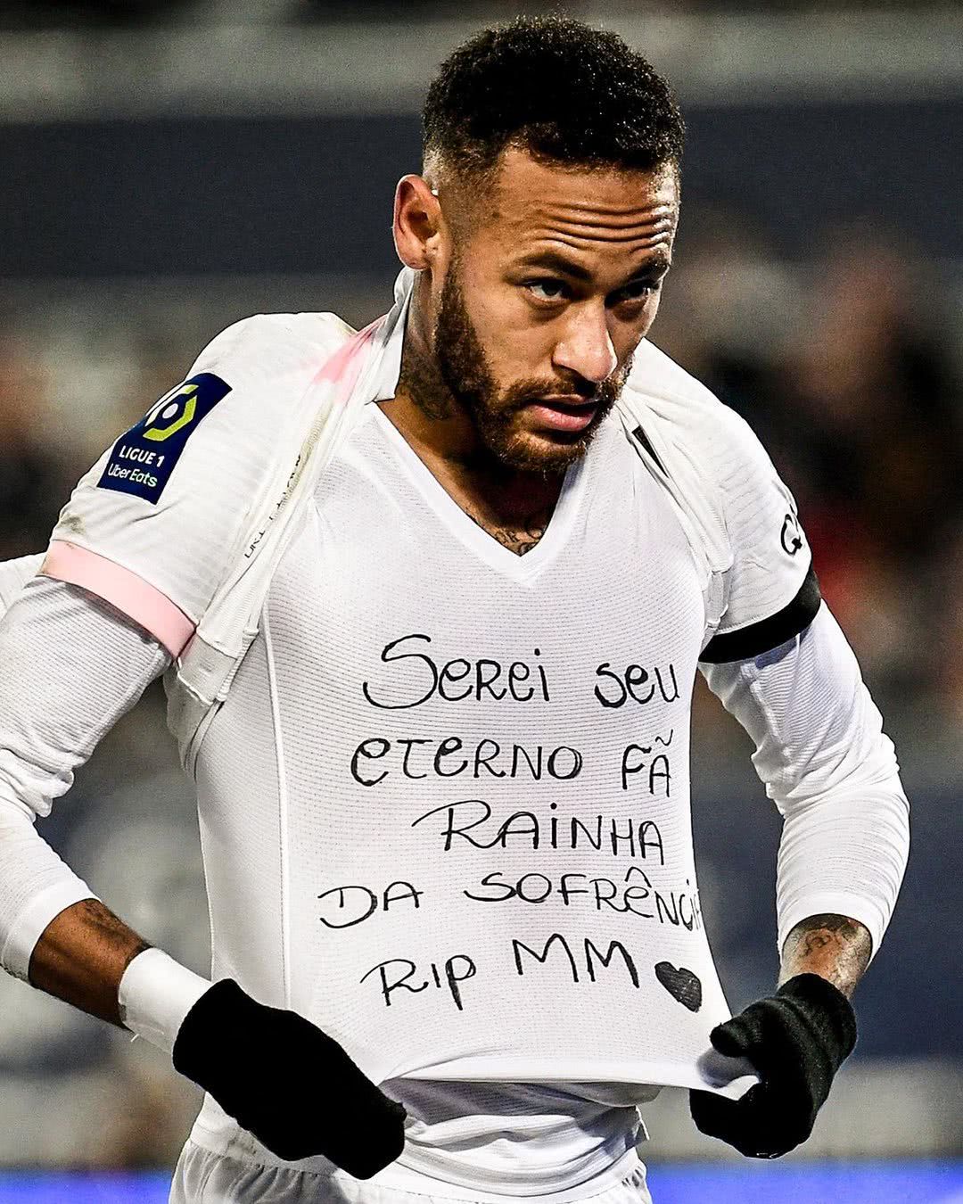 Neymar mostra camisa com mensagem em homenagem para Marília Mendonça