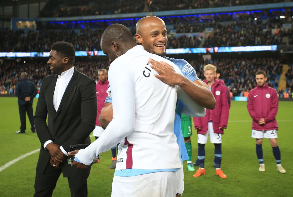 Kompany abraça Yaya Touré em despedida do Manchester City