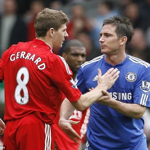 Lampard e Gerrard se comprimentam após partida entre Chelsea e Liverpool