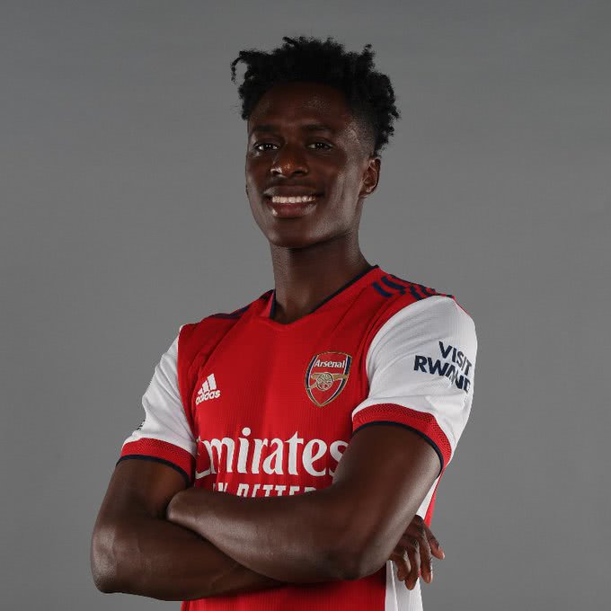Sambi Lokonga posa com sorriso e camisa do Arsenal para foto