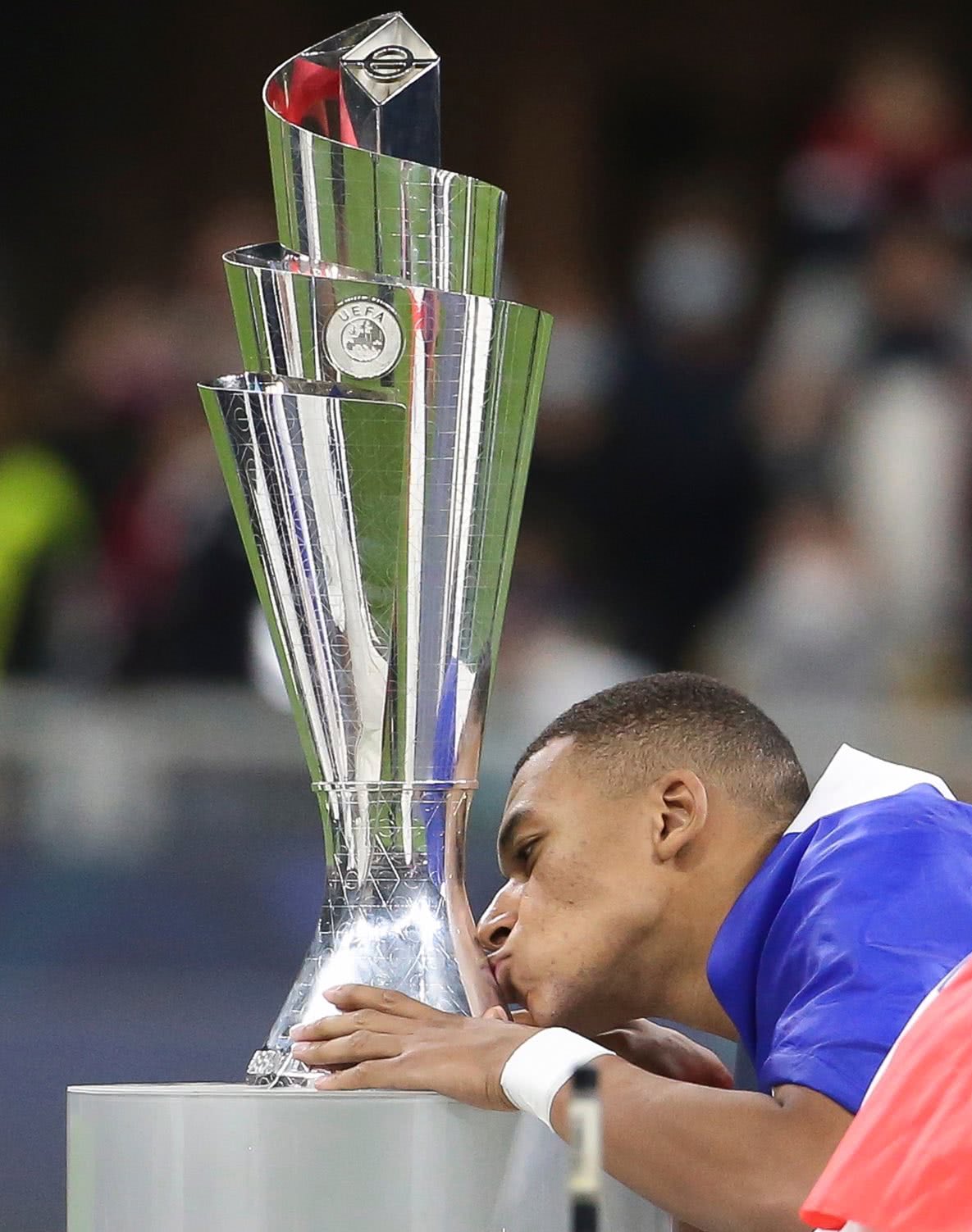 Mbappé beija troféu da Nations League com bandeira da França