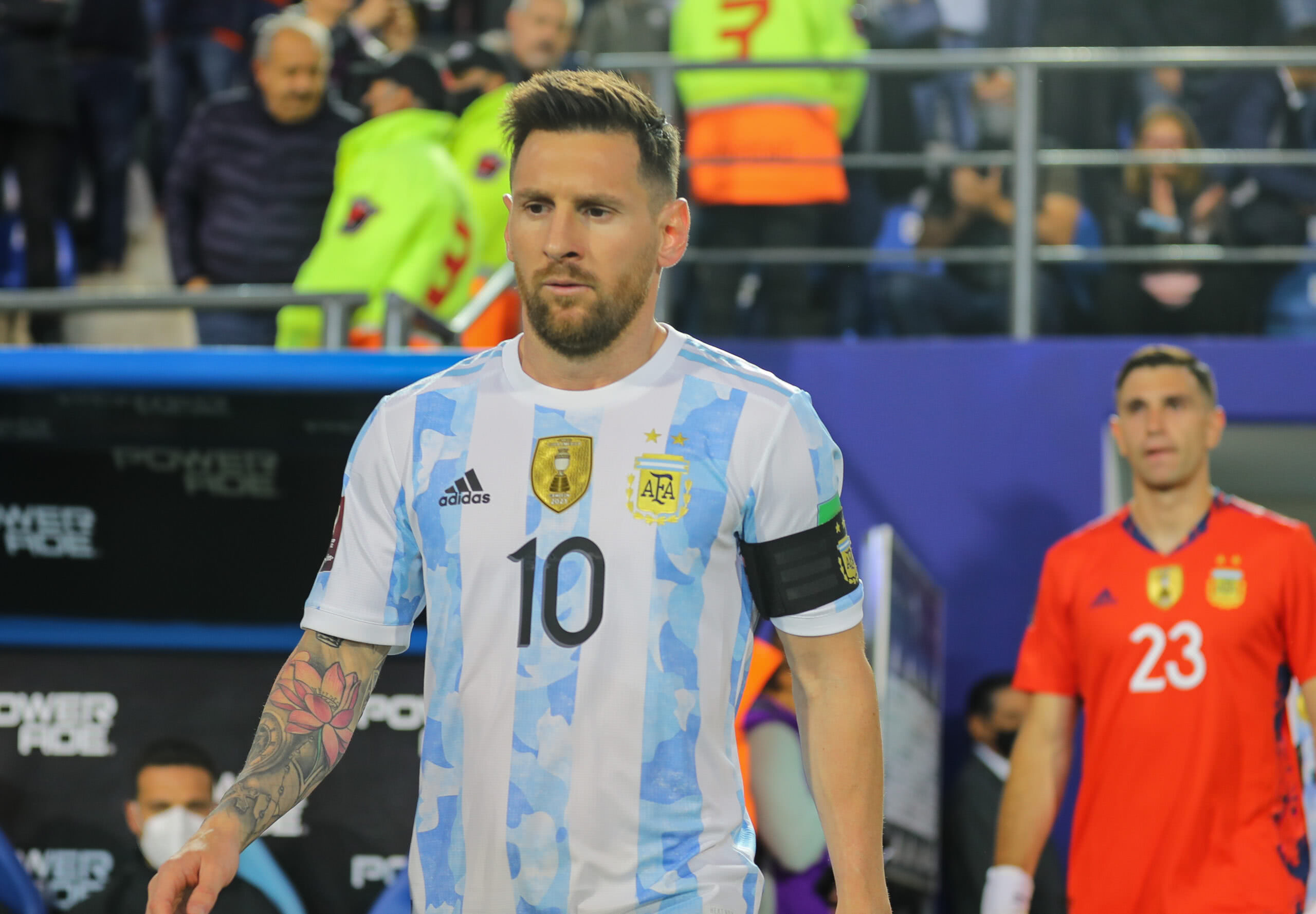 Messi entra em campo com a seleção da Argentina