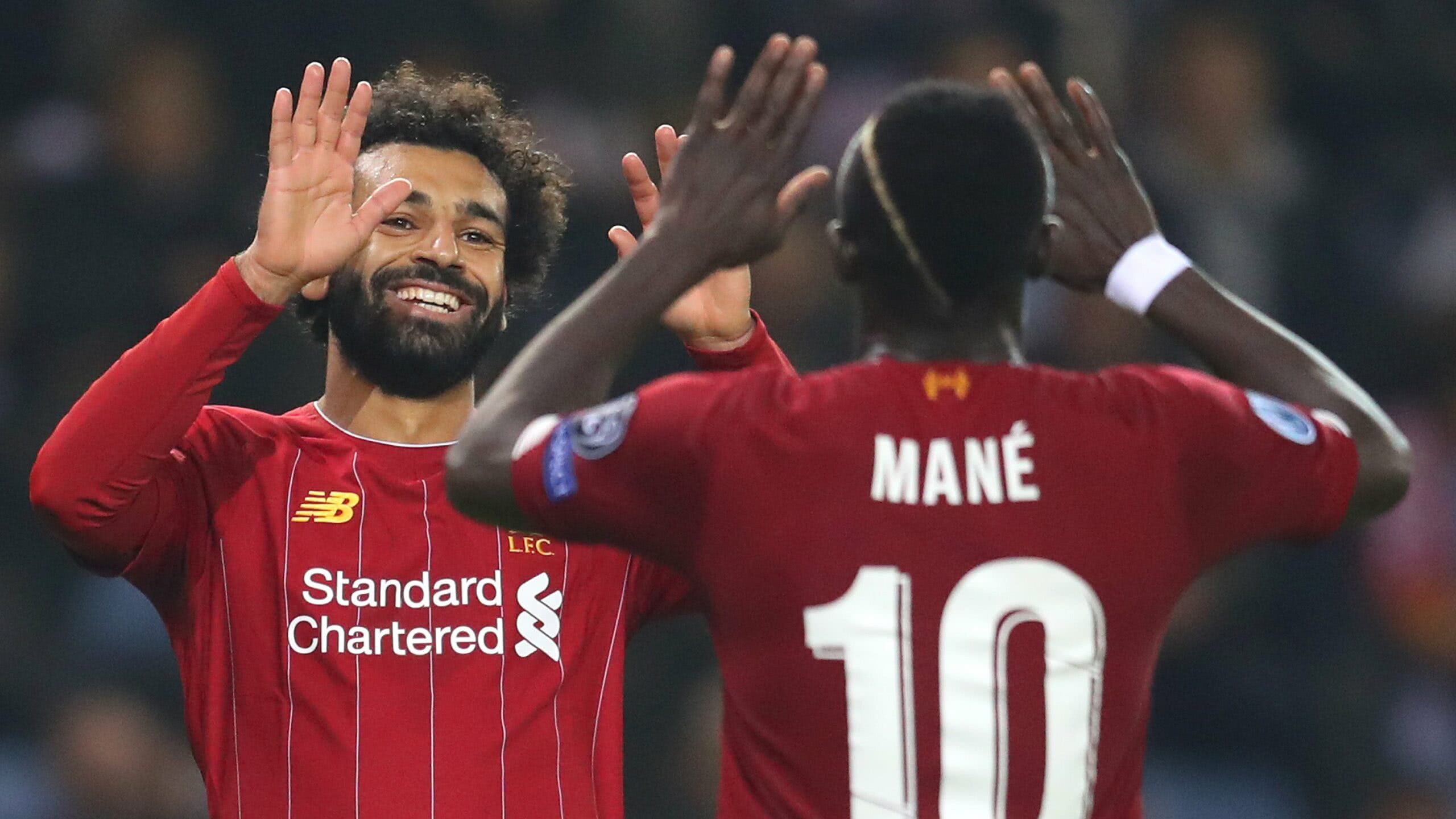 Salah e Mané se cumprimentam após gol do Liverpool