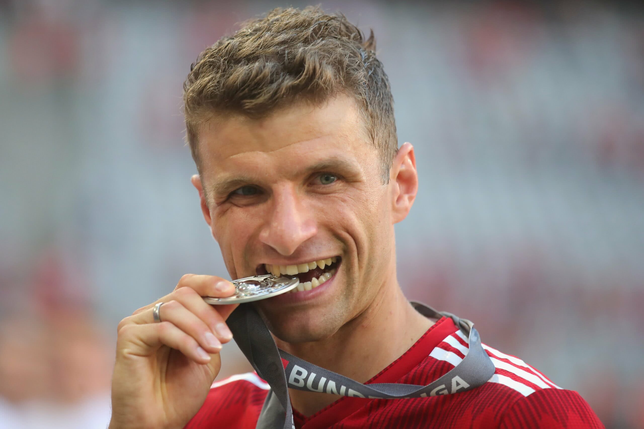 Thomas Müller morde medalha de campeão da Bundesliga
