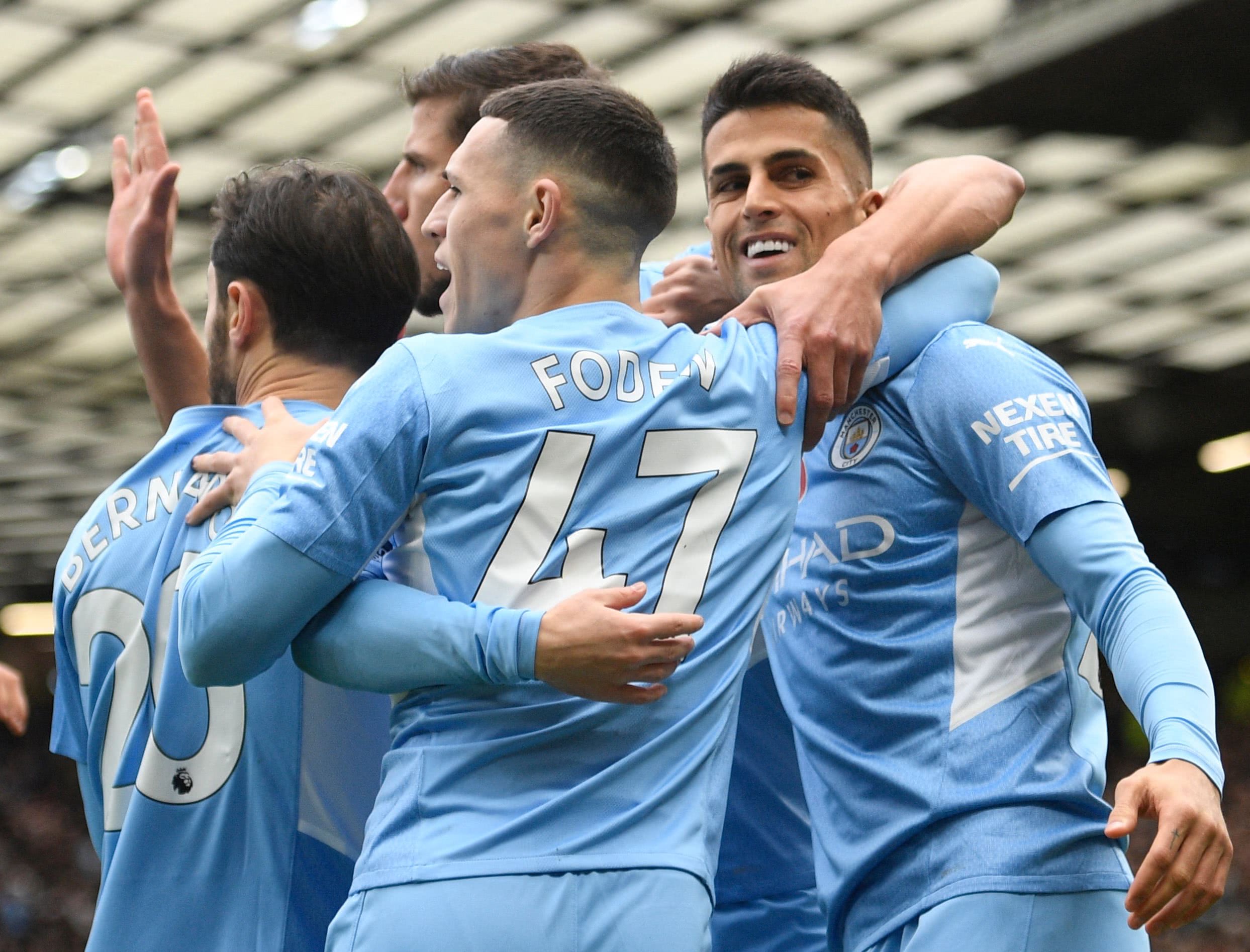 Jogadores do Manchester City comemoram gol sobre United
