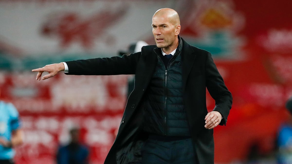 Zidane aponta instruções enquanto comanda equipe do Real Madrid