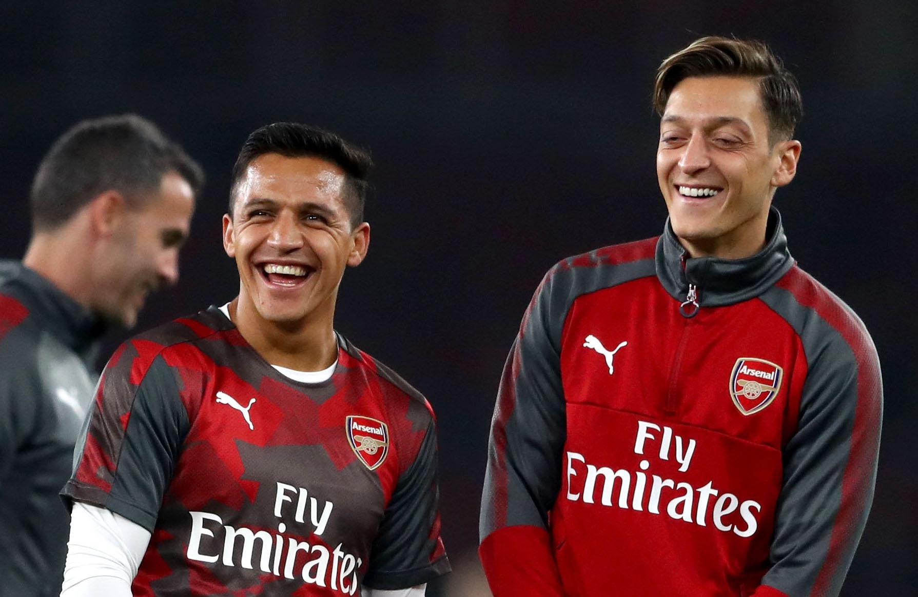 Alexis Sánchez e Mesut Özil em campo com o Arsenal