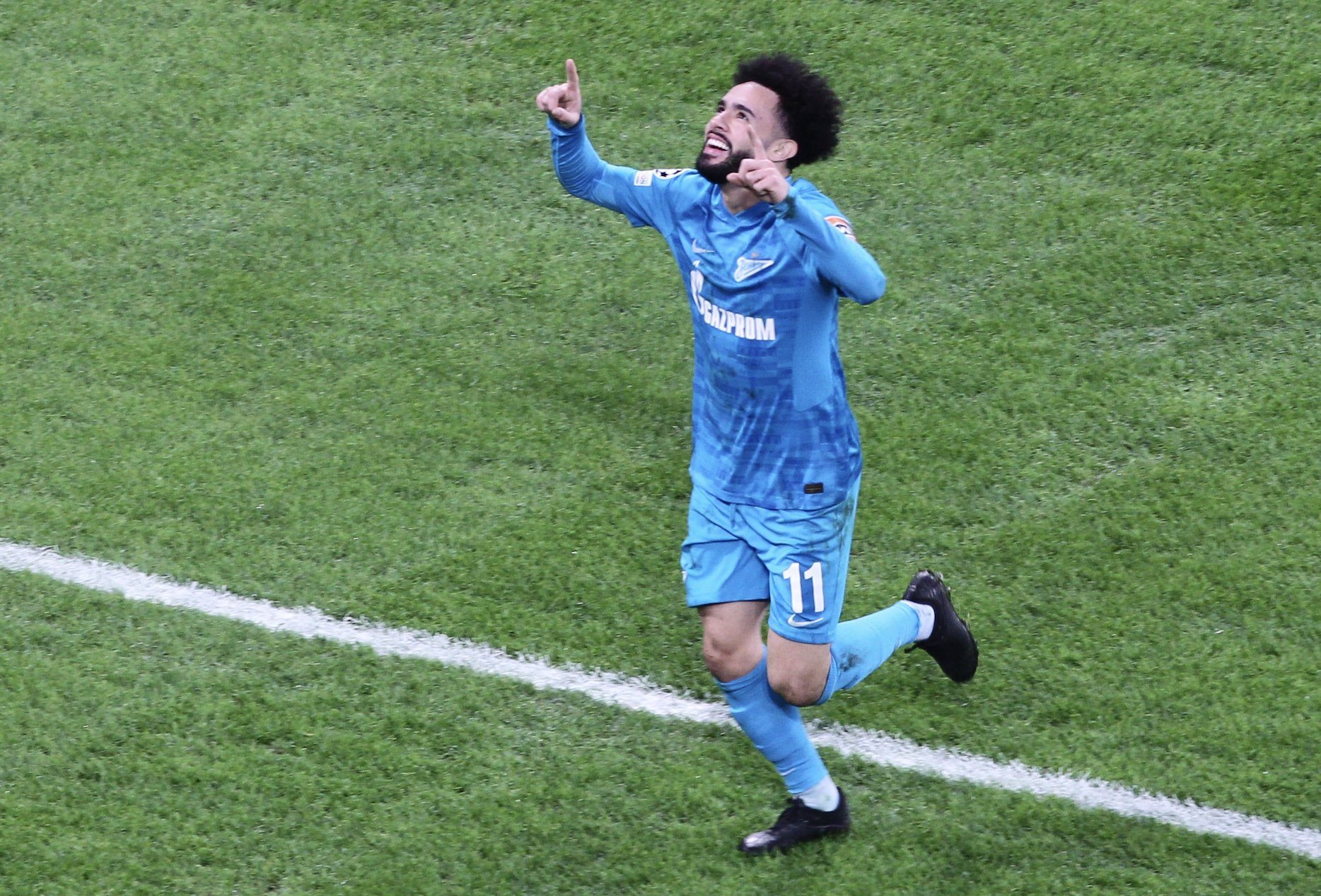 Claudinho celebra gol na Champions League