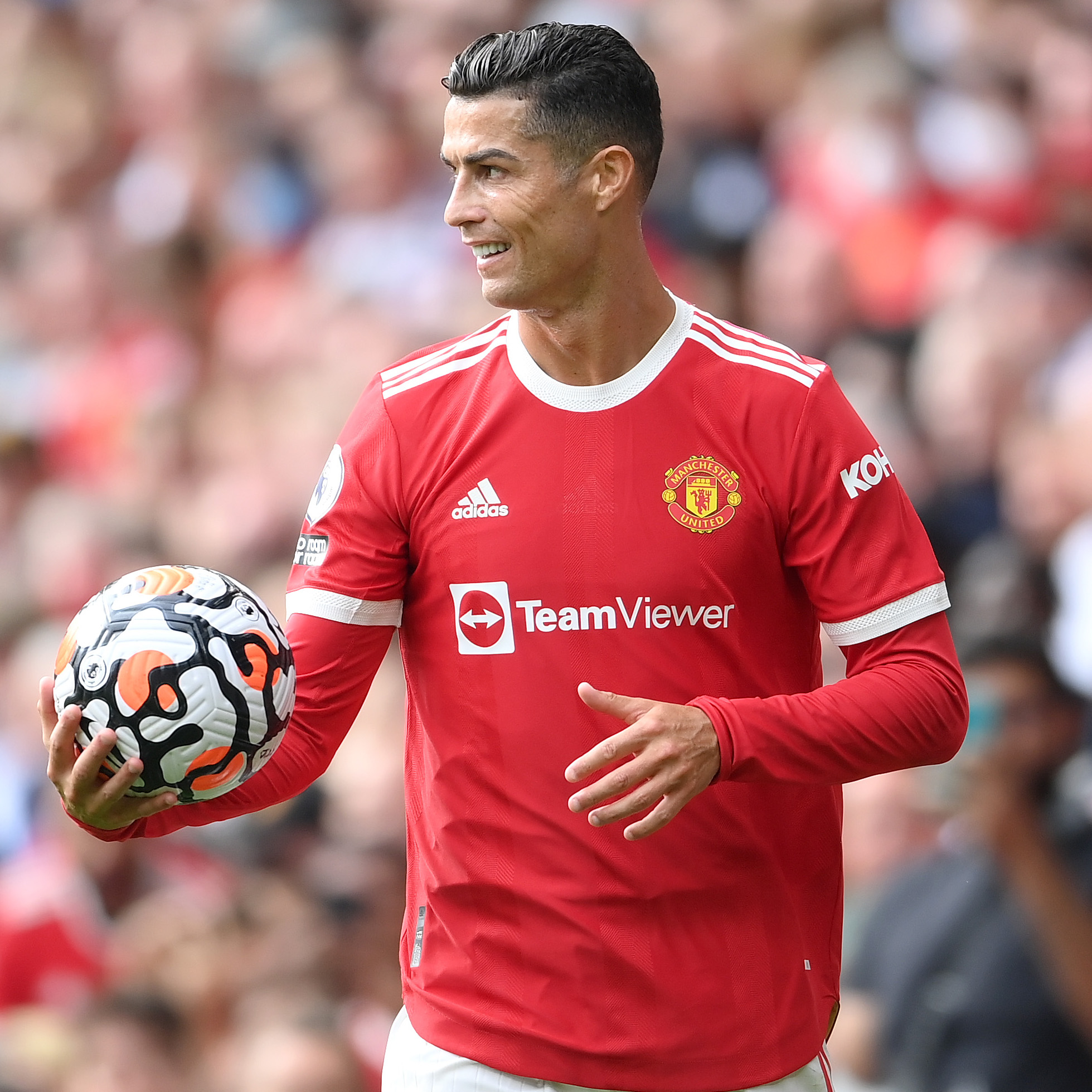 Cristiano Ronaldo segura a bola da Premier League em partida com o Manchester United